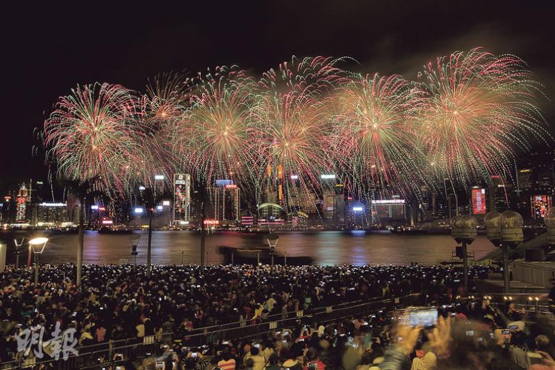 猴年新年煙花匯演昨晚8時如常舉行，維港兩岸擠滿觀賞煙花的市民及旅客，秩序大致良好。（郭慶輝攝）
