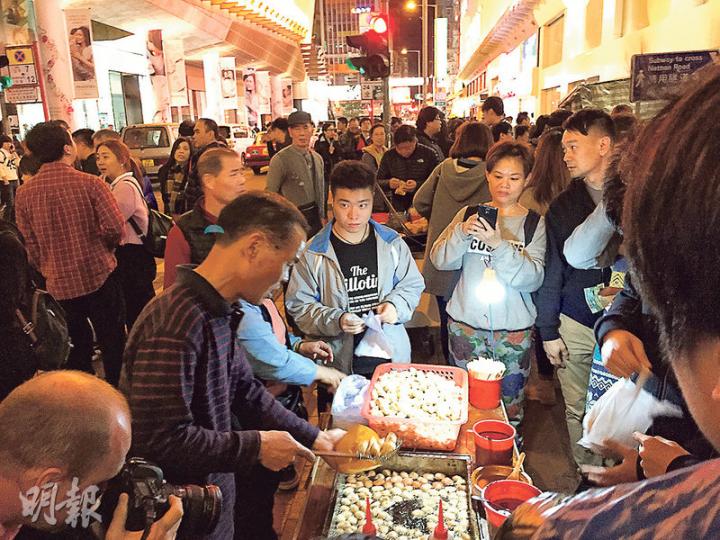 旺角朗豪坊外昨約有20檔熟食小販，售賣魚蛋、腸仔等，記者在現場未見食環署人員巡邏，小販檔亦吸引不少市民光顧。（邱雅錡攝）的士司機馮先生（紅衣者）說，其的士一直泊於豉油街與花園街交界，昨早發現車窗被硬物擲碎，他斥責滋事者是暴徒，「你（佔中）有冇見過扑爛晒啲車？」（郭慶輝攝）旺角西洋菜南街一帶是巷戰「戰場」之一，昨晨衝突後多處地下磚頭被挖起，地下滿佈雜物，滿目瘡痍。（李紹昌攝）