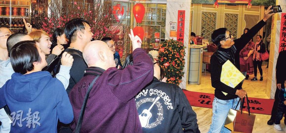 一家大細的市民見到發哥要求合照，發哥即親自揸機，帶領眾人說﹕「1、2、3，笑！」（攝影﹕陳釗）昨日大年初二，發哥與發嫂齊以型Look現身銅鑼灣食開年飯，兩人雖戴上黑超，仍被市民認出。（攝影﹕陳釗）發媽昨日穿著紅色衫，雖然要由家人扶着，但精神健壯。（攝影﹕陳釗）發哥財神上身，向酒樓員工大派利市。（攝影﹕陳釗）