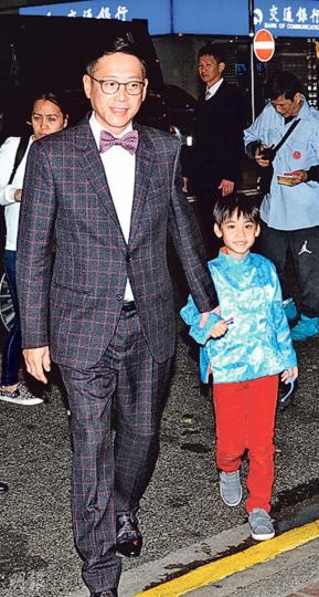 許晉亨拖着5歲兒子許建彤出席家族開年飯局。（攝影﹕鍾偉茵）