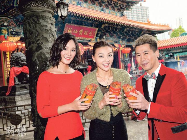 亞視出身的蔡國威（右起）、張家瑩及顏子菲到黃大仙為亞視求籤，但只求得下下籤，莫非亞視運數已定？（攝影﹕劉永銳）顏子菲（左起）、張家瑩及蔡國威都求得中上籤，聽陳伯解籤後，他們都增強了猴年事業發展的信心。（攝影﹕劉永銳）顏子菲（左起）、張家瑩及蔡國威均希望娘家亞視能渡過難關。（攝影﹕劉永銳）