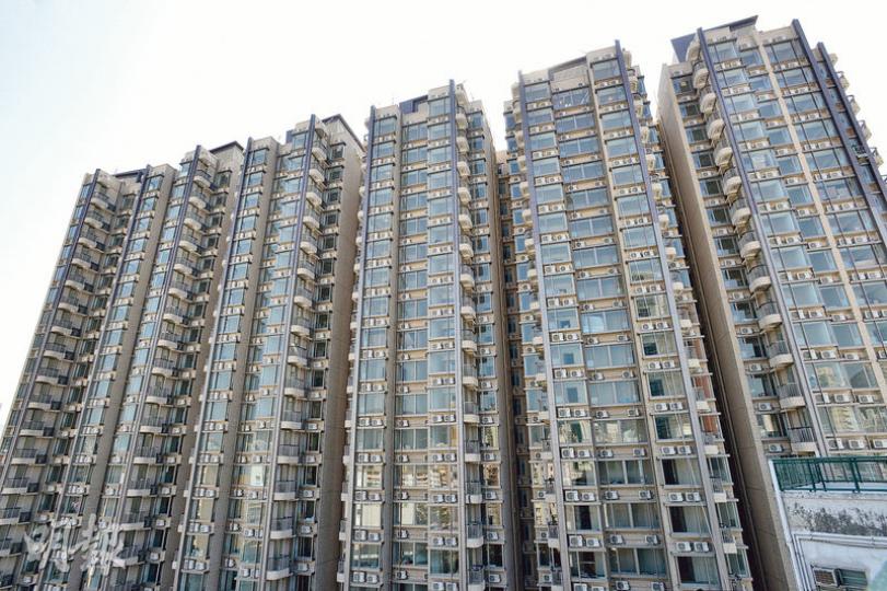 長實與新地郭氐家族「大少」郭炳湘私人合作的亞皆老街君柏,預計短期上載樓書,有機會與新地何文田天鑄2期正面對撼。(黃志東攝)新地部署短期內推出何文田天鑄2期,項目以大單位為主打,估計將是新地猴年首個推出的市區分層豪宅。(劉焌陶攝) 長實與新地郭氐家族「大少」郭炳湘私人合作的亞皆老街君柏,預計短期上載樓書,有機會與新地何文田天鑄2期正面對撼。(黃志東攝)新地部署短期內推出何文田天鑄2期,項目以大單位為主打,估計將是新地猴年首個推出的市區分層豪宅。(劉焌陶攝)