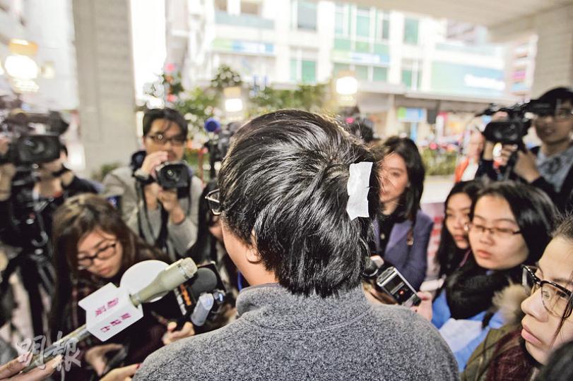 明報記者鄧先生周二凌晨在旺角採訪衝突時被警察打傷,頭部流血,要到醫院縫針,昨到旺角警署報案。(郭慶輝攝) 明報記者鄧先生周二凌晨在旺角採訪衝突時被警察打傷,頭部流血,要到醫院縫針,昨到旺角警署報案。(郭慶輝攝)