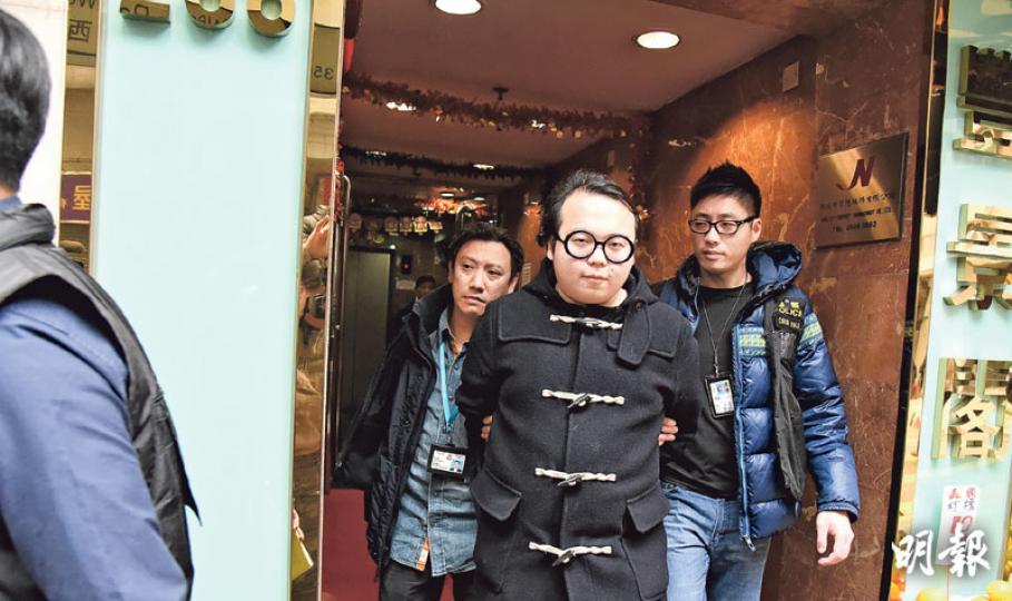 學民思潮成員、中大神學院學生林淳軒(中)昨晨與家人到機場準備外遊期間被警方拘捕,之後遭押往其住所搜查。(林智傑攝) 學民思潮成員、中大神學院學生林淳軒(中)昨晨與家人到機場準備外遊期間被警方拘捕,之後遭押往其住所搜查。(林智傑攝)