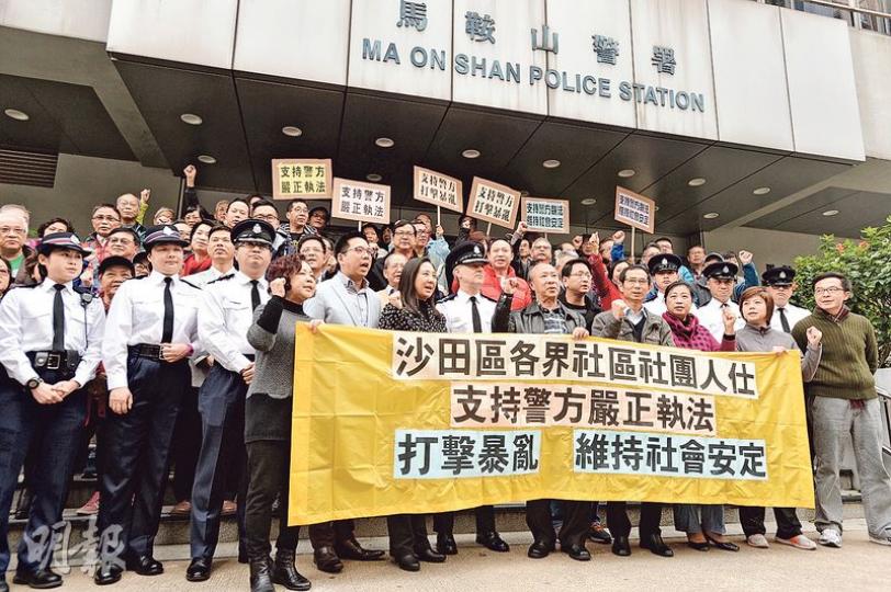約50名沙田區各界社團人士,昨到馬鞍山警署支持警方在旺角騷亂執法,也強烈譴責暴力行為,批評激進者襲擊警員和記者,以及縱火,是令人髮指和損害香港國際形象,促請警方嚴懲肇事者。(馮凱鍵攝)財政司長曾俊華(圖)昨出席農曆新年賽馬日開幕儀式後會見傳媒,說對旺角發生的事件感到非常痛心,冀大家配合警隊,盡快將有關的人繩之於法。(馮凱鍵攝) 約50名沙田區各界社團人士,昨到馬鞍山警署支持警方在旺角騷亂執法,也強烈譴責暴力行為,批評激進者襲擊警員和記者,以及縱火,是令人髮指和損害香港國際形象,促請警方嚴懲肇事者。(馮凱鍵攝)財政司長曾俊華(圖)昨出席農曆新年賽馬日開幕儀式後會見傳媒,說對旺角發生的事件感到非常痛心,冀大家配合警隊,盡快將有關的人繩之於法。(馮凱鍵攝)
