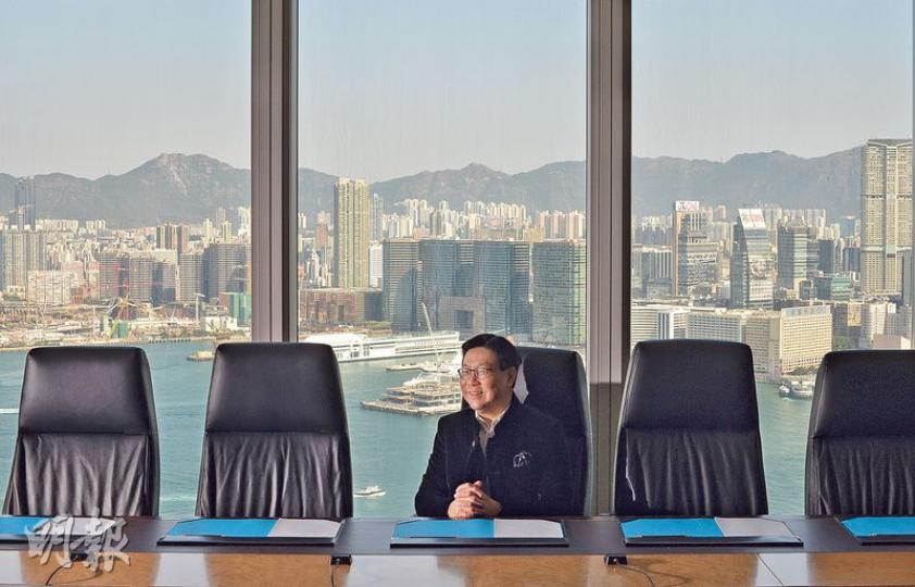 馬時亨上任港鐵主席1個多月,他承認高鐵事件令公眾對港鐵的觀感下跌不少,需要改善。高鐵西九龍總站地盤正位於其辦公室會議廳窗外(圖左)。(鄧宗弘攝) 馬時亨上任港鐵主席1個多月,他承認高鐵事件令公眾對港鐵的觀感下跌不少,需要改善。高鐵西九龍總站地盤正位於其辦公室會議廳窗外(圖左)。(鄧宗弘攝)