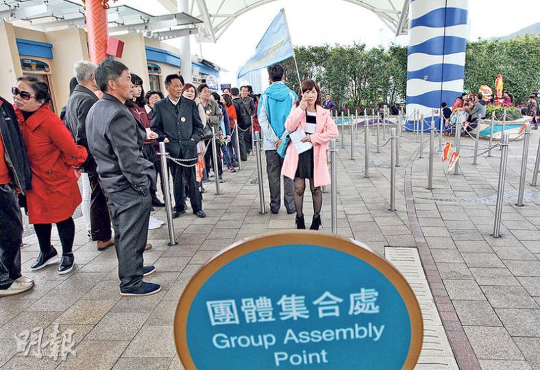 農曆年初一及年初二內地客入境人次較去年同期減少8.9%,業界預料今年新春訪港內地團每日平均減少至百多團。(李紹昌攝) 農曆年初一及年初二內地客入境人次較去年同期減少8.9%,業界預料今年新春訪港內地團每日平均減少至百多團。(李紹昌攝)