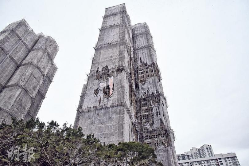 三級火警後,起火暉景閣外牆大面積棚架及圍網燒毁,幸未有造成嚴重傷亡。(林智傑攝) 三級火警後,起火暉景閣外牆大面積棚架及圍網燒毁,幸未有造成嚴重傷亡。(林智傑攝)