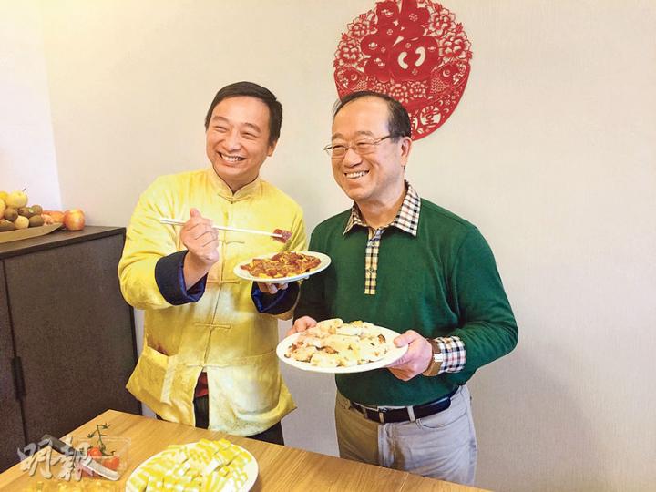 民建聯陳鑑林(右)昨與同為區議員的兒子陳俊傑(左)出席傳媒團拜。陳鑑林說,希望各方放下前設,在下周三立法會大會審議版權條例草案時,舉行四方會議。(渠贇攝) 民建聯陳鑑林(右)昨與同為區議員的兒子陳俊傑(左)出席傳媒團拜。陳鑑林說,希望各方放下前設,在下周三立法會大會審議版權條例草案時,舉行四方會議。(渠贇攝)
