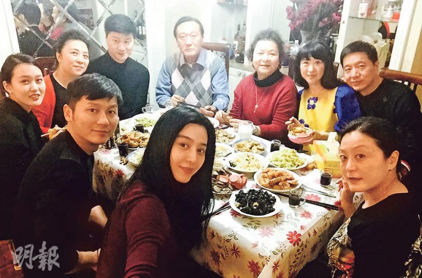 范冰冰跟李晨與家人在家中吃飯，兩人感情穩定已見家長，相信婚期不遠矣。（微博圖片）