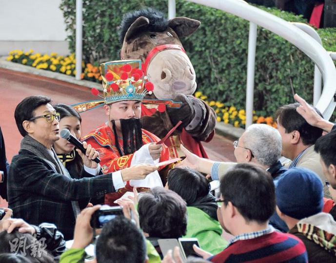 秋官邊唱邊與財神派利市，市民即一擁而上，場面熱鬧。（攝影/記者﹕孫慧莊）