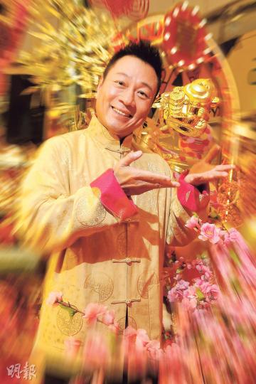 黎耀祥於猴年祝《明報》讀者財源滾滾、萬事如意、開開心心，還希望市道興旺！（攝影：孫華中）黎耀祥與毛舜筠合演的新處境劇將接《愛•回家》播出，期待他們擦出新火花。（攝影：孫華中）黎耀祥對收視沒特別期望，最重要觀眾看得開心及讚賞。（攝影：孫華中）