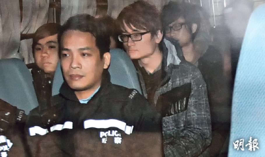 旺角大年初一晚至初二早上因小販問題發生警民暴力衝突,其中37人昨提堂,他們乘坐警方車輛往九龍城裁判法院提訊。當中包括被控以暴動罪的《學苑》候任總編輯顧博謙(第二排右)及被告陳浩文(第二排左)。(李紹昌攝)37名被告昨獲准保釋離開法庭,他們各由羈留室離開時,由超過20人組成的人鏈,以衣服、頸巾、紙皮等物品包圍,阻擋在場的記者拍攝。其間更多次高舉雙手(如圖)遮擋記者鏡頭,阻礙記者採訪及拍攝被告容貌。(李紹昌攝)梁天琦(右)昨獲准以5000元現金保釋外出,他稱目前最重要不是應付選舉,而是要幫助約60個 旺角大年初一晚至初二早上因小販問題發生警民暴力衝突,其中37人昨提堂,他們乘坐警方車輛往九龍城裁判法院提訊。當中包括被控以暴動罪的《學苑》候任總編輯顧博謙(第二排右)及被告陳浩文(第二排左)。(李紹昌攝)37名被告昨獲准保釋離開法庭,他們各由羈留室離開時,由超過20人組成的人鏈,以衣服、頸巾、紙皮等物品包圍,阻擋在場的記者拍攝。其間更多次高舉雙手(如圖)遮擋記者鏡頭,阻礙記者採訪及拍攝被告容貌。(李紹昌攝)梁天琦(右)昨獲准以5000元現金保釋外出,他稱目前最重要不是應付選舉,而是要幫助約60個