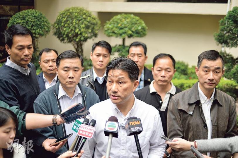 警察隊員佐級協會昨早與警務處助理處長(人事)鄧炳強會面,就旺角大衝突當晚警方行動、裝備及士氣問題向管理層反映,主席陳祖光(中,白衣者)期望管理層會就員方對行動的關注給予答覆。(鄧宗弘攝) 警察隊員佐級協會昨早與警務處助理處長(人事)鄧炳強會面,就旺角大衝突當晚警方行動、裝備及士氣問題向管理層反映,主席陳祖光(中,白衣者)期望管理層會就員方對行動的關注給予答覆。(鄧宗弘攝)