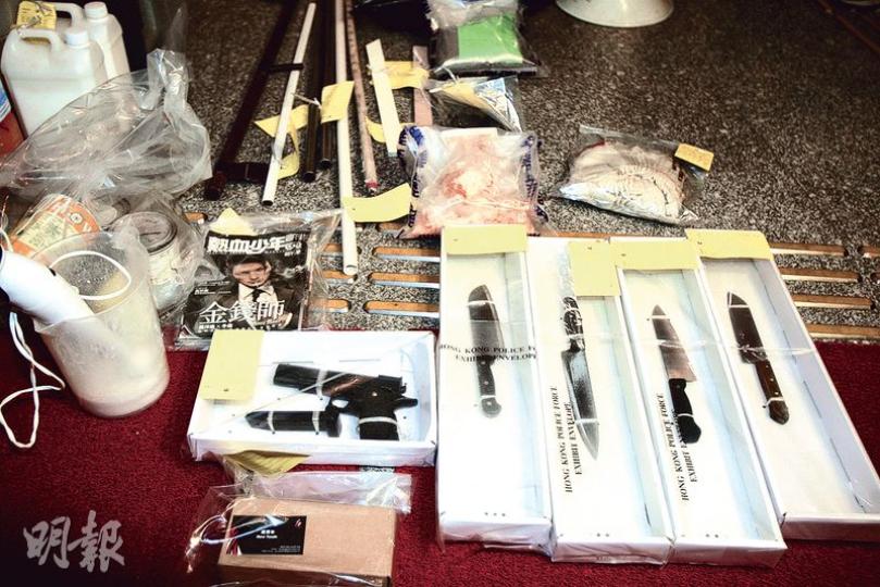 警方展示在葵涌工廈單位檢獲的刀具及化學物品等。(伍浦鋒攝) 警方展示在葵涌工廈單位檢獲的刀具及化學物品等。(伍浦鋒攝)