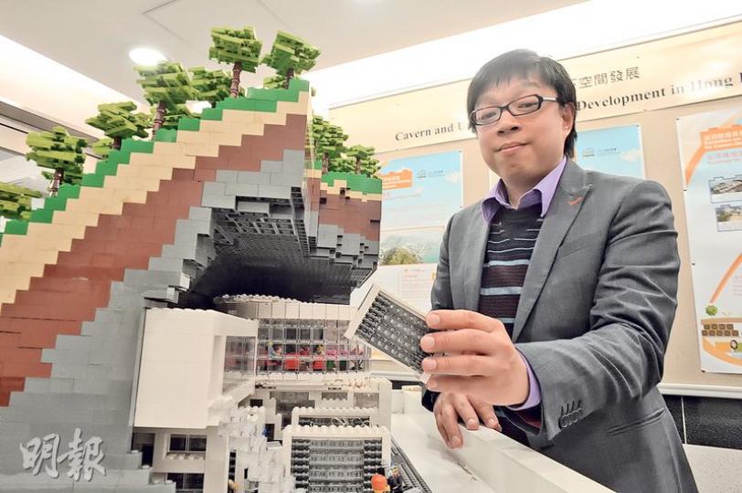 土木工程拓展署總土力工程師何英傑說，為增加長遠土地供應，政府研究開發岩洞及地下空間，其中地下空間將於今年下半年諮詢公眾，署方同時研究在人流擠塞黑點建地下連接道路。圖為瑞典Pionen數據中心模型，利用1970年代為防備核彈攻擊而建的地下室擴建而成。（鍾林枝攝）