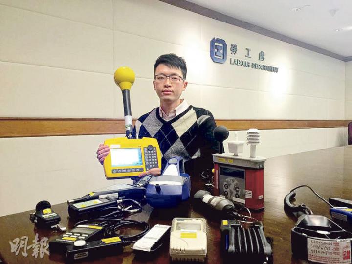 勞工處職業環境衛生師黃文浩每次執勤會帶不同儀器到工作環境檢測,他手上的黃色儀器可偵測職場內會否有危害健康的電磁波。(陳顥之攝) 勞工處職業環境衛生師黃文浩每次執勤會帶不同儀器到工作環境檢測,他手上的黃色儀器可偵測職場內會否有危害健康的電磁波。(陳顥之攝)