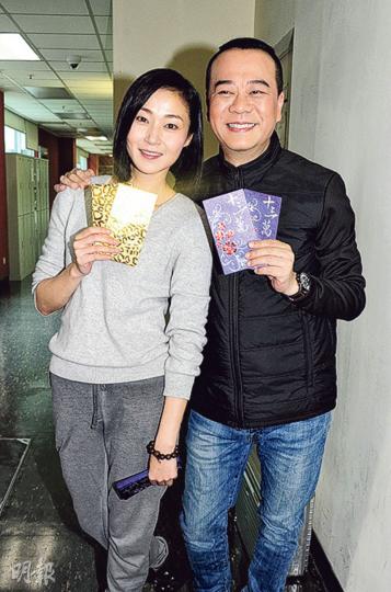 Bobby昨日在電視城遇上萬綺雯，兩人互派利市賀新歲。（攝影﹕陳釗）