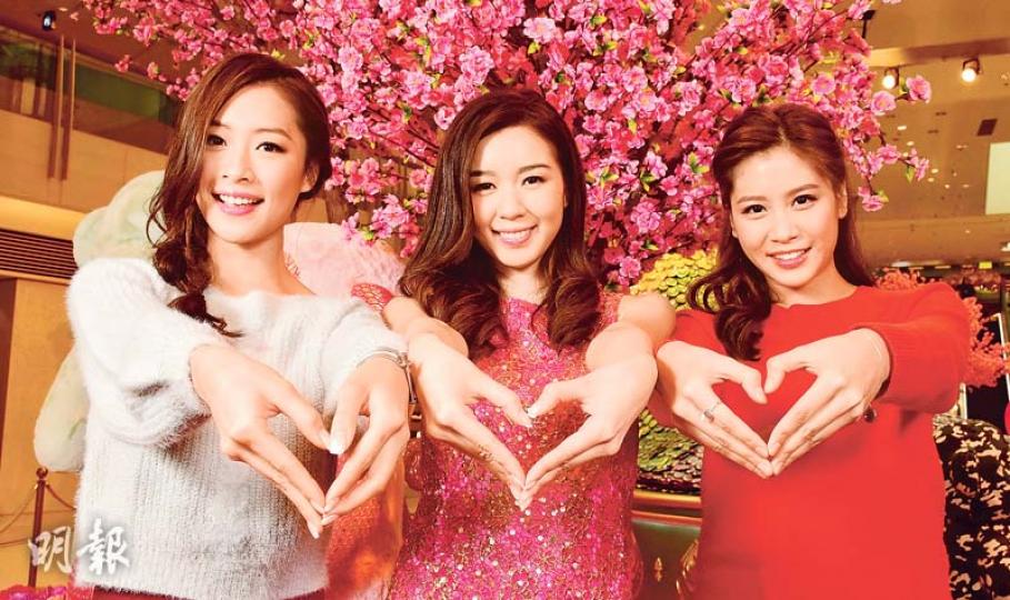 龐卓欣（左起）、麥明詩及林凱恩齊做心形手勢祝大家心想事成。（攝影﹕梁迺楠）麥明詩已有穩定男友林作，但暫時未有結婚計劃，新一年以事業為重，更想做今屆奧運主持人。（攝影﹕梁迺楠）龐卓欣（左起）、麥明詩、林凱恩盼猴年事業運順風順水。（攝影﹕梁迺楠）麥明詩與龐卓欣互攬合照，老友鬼鬼。（攝影﹕梁迺楠）快將24歲的龐卓欣，已計劃26歲結婚及30歲前生BB。（攝影﹕梁迺楠）