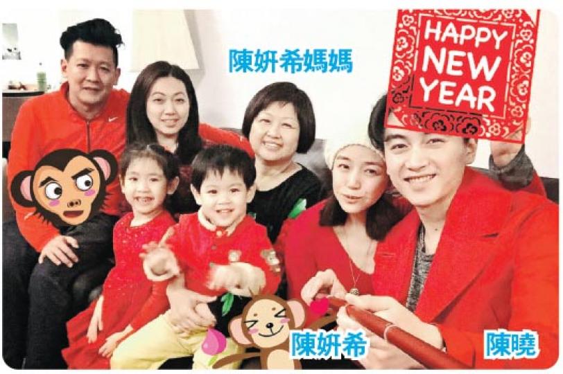 陳妍希與男友陳曉穿上紅色情侶裝跟家人合照，陳妍希媽媽笑容滿臉，似乎對陳曉這位未來女婿很滿意。（微博圖片）