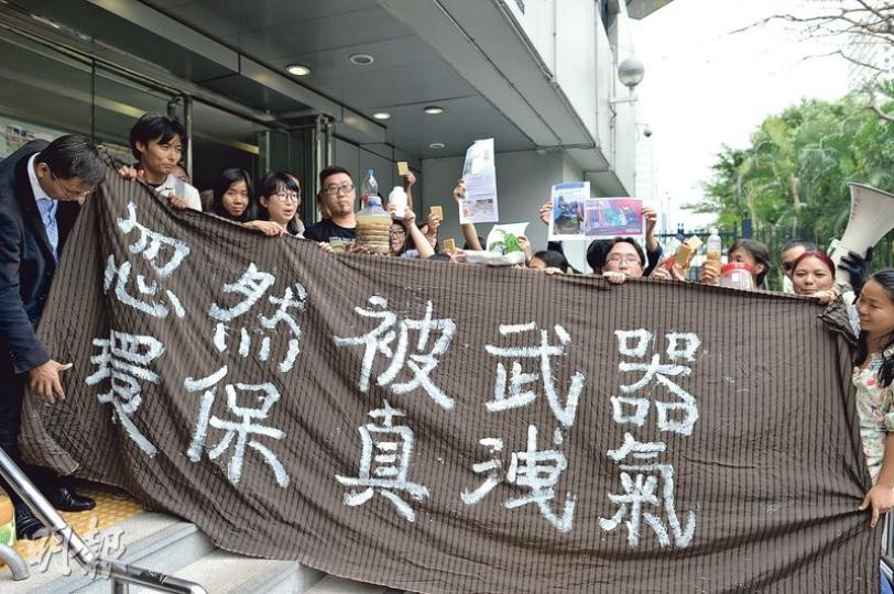 警方日前搗破葵青貨倉藏有刀及化學物品等,共4人被捕,警方不排除與旺角衝突有關。民間環保組織「結束一桶專棄」與多個環保人士,一行逾30人昨午到葵涌警署外抗議,澄清該貨倉是環保人士用於儲存回收物品,促警方盡快釋放被捕者。(鄧宗弘攝) 警方日前搗破葵青貨倉藏有刀及化學物品等,共4人被捕,警方不排除與旺角衝突有關。民間環保組織「結束一桶專棄」與多個環保人士,一行逾30人昨午到葵涌警署外抗議,澄清該貨倉是環保人士用於儲存回收物品,促警方盡快釋放被捕者。(鄧宗弘攝)