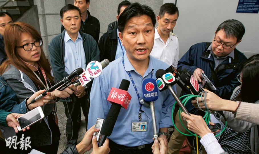 警察4個員方組織協會昨日與處長盧偉聰等高層會晤後,員佐級協會主席陳祖光表示,四大協會代表在會上「坦誠」、「一字不漏」地把所有同僚意見向部門反映。(李紹昌攝) 警察4個員方組織協會昨日與處長盧偉聰等高層會晤後,員佐級協會主席陳祖光表示,四大協會代表在會上「坦誠」、「一字不漏」地把所有同僚意見向部門反映。(李紹昌攝)