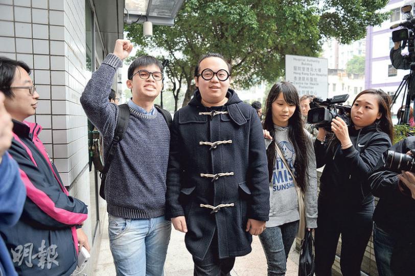 獲准保釋的學民思潮成員林淳軒(圖中)在學民成員學民黎汶洛(左二)及周庭(右二)陪同下步往九龍城裁判法院正門外會見傳媒。林淳軒被控一項暴亂罪,據悉控方指控林曾在旺角衝突地區現場呼籲示威者「我哋一齊去衝擊啲警察」,惟辯方指林從未講過上述說話,林又重申衝突發生時已經離開現場,對於被警方拘捕實是「匪夷所思」。(鍾林枝攝) 「美國隊長」容偉業(左一)獲准保釋後稱於羈留期間未有受任何暴力對待,由於多天沒有睡覺,只想好好休息。(鍾林枝攝) 學民思潮成員林淳軒(左)日前被指參與旺角衝突,被控一項暴動罪,昨由囚車 獲准保釋的學民思潮成員林淳軒(圖中)在學民成員學民黎汶洛(左二)及周庭(右二)陪同下步往九龍城裁判法院正門外會見傳媒。林淳軒被控一項暴亂罪,據悉控方指控林曾在旺角衝突地區現場呼籲示威者「我哋一齊去衝擊啲警察」,惟辯方指林從未講過上述說話,林又重申衝突發生時已經離開現場,對於被警方拘捕實是「匪夷所思」。(鍾林枝攝) 「美國隊長」容偉業(左一)獲准保釋後稱於羈留期間未有受任何暴力對待,由於多天沒有睡覺,只想好好休息。(鍾林枝攝) 學民思潮成員林淳軒(左)日前被指參與旺角衝突,被控一項暴動罪,昨由囚車