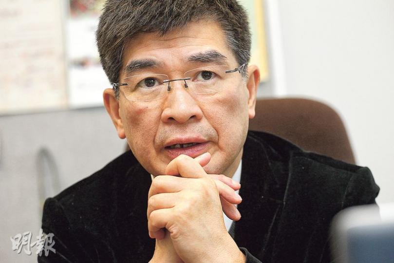 單仲偕(圖)花名「單雞」,他說小二時同學已叫他「醬油雞」;大學同學叫他「單雞」,取其諧音像「線雞(閹雞)」。單仲偕說:「別人說要retire young retire rich」,但認為自己只是做到了前者,後者未成功,所以有意認真找份工作,「可能去大學教書」,否則在家會發霉。(李紹昌攝) 單仲偕(圖)花名「單雞」,他說小二時同學已叫他「醬油雞」;大學同學叫他「單雞」,取其諧音像「線雞(閹雞)」。單仲偕說:「別人說要retire young retire rich」,但認為自己只是做到了前者,後者未成功,所以有意認真找份工作,「可能去大學教書」,否則在家會發霉。(李紹昌攝)