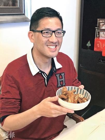 民主黨林卓廷親自下廚,用陳年珍藏滷水汁煮雞翼請大家食。(楊康琪攝) 民主黨林卓廷親自下廚,用陳年珍藏滷水汁煮雞翼請大家食。(楊康琪攝)