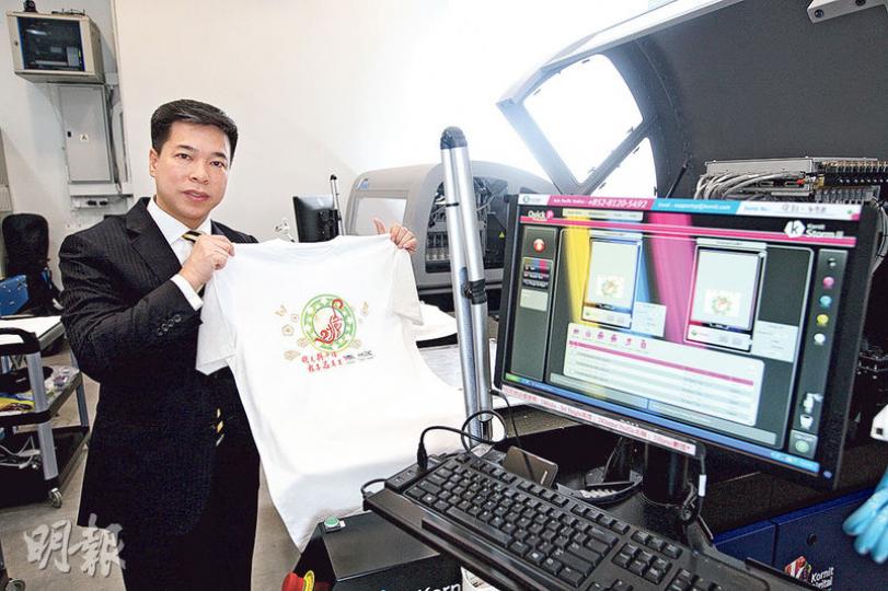張益麟(圖)投資600多萬元與科技公司研發兩台數碼打印機,配合手機應用程式,可將顧客自製圖案印製到衣服上。(林俊源攝) 張益麟聘請近百名退休女工,並實施彈性上班時間,方便照顧家人。張認為退休女工擁專業技術,工作能力不遜於年輕人。(林俊源攝) 張益麟(圖)投資600多萬元與科技公司研發兩台數碼打印機,配合手機應用程式,可將顧客自製圖案印製到衣服上。(林俊源攝) 張益麟聘請近百名退休女工,並實施彈性上班時間,方便照顧家人。張認為退休女工擁專業技術,工作能力不遜於年輕人。(林俊源攝)