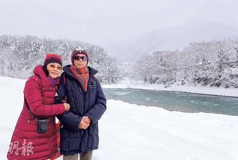 汪明荃與老公羅家英在雪景前挽着手合照甚甜蜜。（微博圖片） 汪明荃與老公羅家英去名古屋旅行度新歲。（微博圖片）