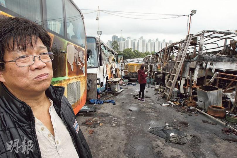 旅運公司姓蘇負責人(圖)一臉愁容說,火警中有10多輛旅遊巴受波及,擔心保險公司未必全數賠償,而下周學校復課時,公司或需租車接送學童。(李紹昌攝) 旅運公司姓蘇負責人(圖)一臉愁容說,火警中有10多輛旅遊巴受波及,擔心保險公司未必全數賠償,而下周學校復課時,公司或需租車接送學童。(李紹昌攝)