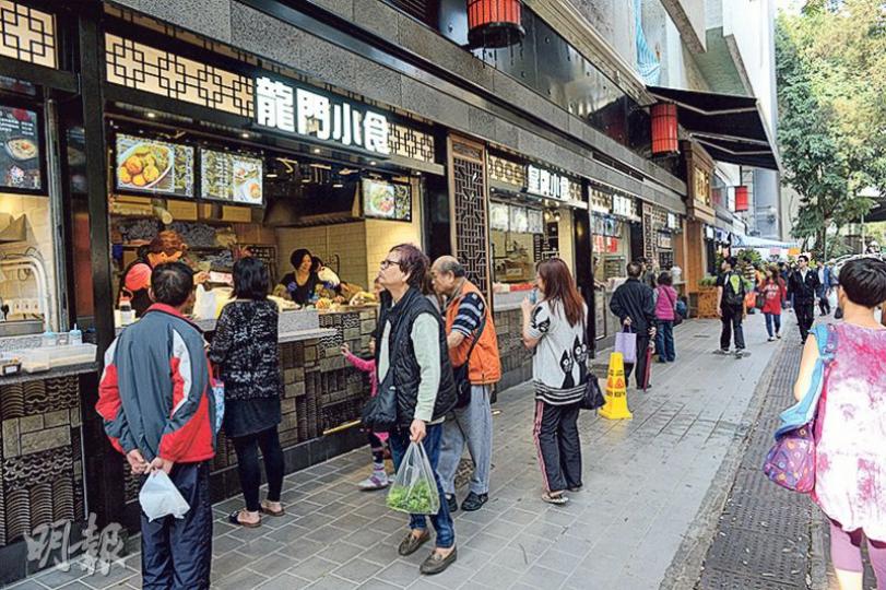屯門良景市集現時有10間熟食檔經營。有經營台式食肆的檔主不滿小販帶來鼠患等衛生問題,有小食店東主則說近日生意因早前衝突而下跌。(鍾林枝攝) 屯門良景市集現時有10間熟食檔經營。有經營台式食肆的檔主不滿小販帶來鼠患等衛生問題,有小食店東主則說近日生意因早前衝突而下跌。(鍾林枝攝)