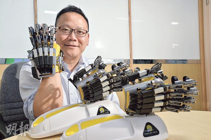 聯業治療師出身的徐錦輝早年放棄前線醫護工作,走到幕後研發「希望之手」機械臂,助中風病人復康,目前機械臂已衝出香港至全球20國,亦認為外國投資者來港投資初創企業氣氛較以往熱熾,反映本港有商機。(馮凱鍵攝) 聯業治療師出身的徐錦輝早年放棄前線醫護工作,走到幕後研發「希望之手」機械臂,助中風病人復康,目前機械臂已衝出香港至全球20國,亦認為外國投資者來港投資初創企業氣氛較以往熱熾,反映本港有商機。(馮凱鍵攝)