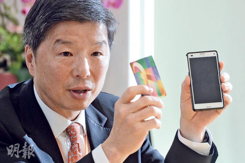隨着電子支付殺到香港,行政總裁張耀堂強調,八達通「一定要行動」,提供更多選擇予客戶,以應付競爭。(劉焌陶攝) 隨着電子支付殺到香港,行政總裁張耀堂強調,八達通「一定要行動」,提供更多選擇予客戶,以應付競爭。(劉焌陶攝)