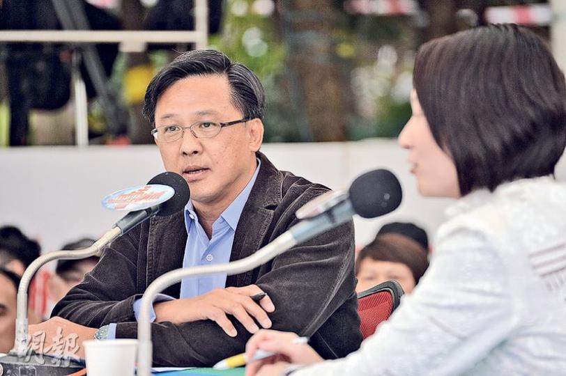 何君堯(左)昨日在《城市論壇》中評論旺角衝突,認為警方當晚鳴槍做法是過分克制,「贊成開槍殺暴徒」。(馮凱鍵攝) 何君堯(左)昨日在《城市論壇》中評論旺角衝突,認為警方當晚鳴槍做法是過分克制,「贊成開槍殺暴徒」。(馮凱鍵攝)