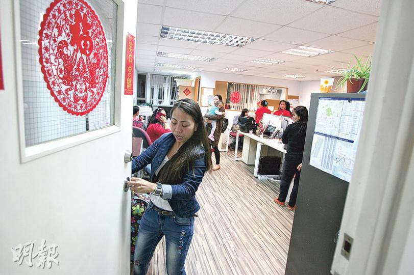 事發後,仍有約10名菲傭留在菲傭介紹所內,但不願回應事件。(伍浦鋒攝) 事發後,仍有約10名菲傭留在菲傭介紹所內,但不願回應事件。(伍浦鋒攝)