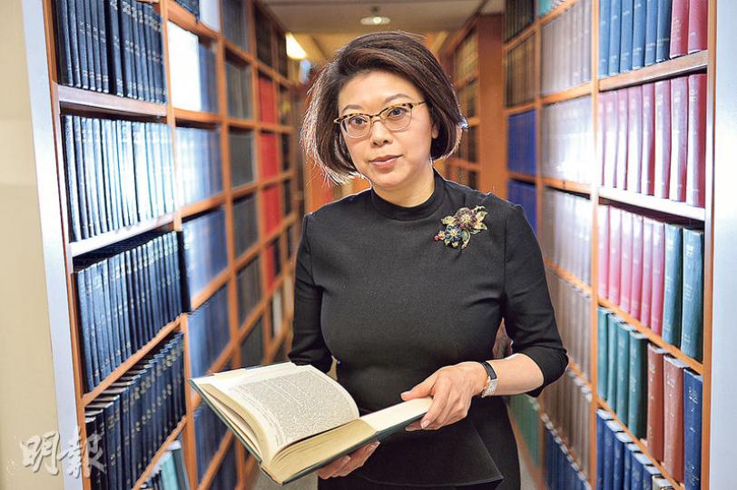大律師公會主席譚允芝接受本報專訪時,批評部分政治人物和有法律知識的人,把只牽涉私有產權的版權條例修訂法案與公民權利掛鈎,並將之演繹成政府藉法案打壓自由。她認為政府應推動「共享創意」,鼓勵更多版權持有人像填詞人林夕般表態,容許其他人取用其版權作品。(蘇智鑫攝) 大律師公會主席譚允芝接受本報專訪時,批評部分政治人物和有法律知識的人,把只牽涉私有產權的版權條例修訂法案與公民權利掛鈎,並將之演繹成政府藉法案打壓自由。她認為政府應推動「共享創意」,鼓勵更多版權持有人像填詞人林夕般表態,容許其他人取用其版權作品。(蘇智鑫攝)
