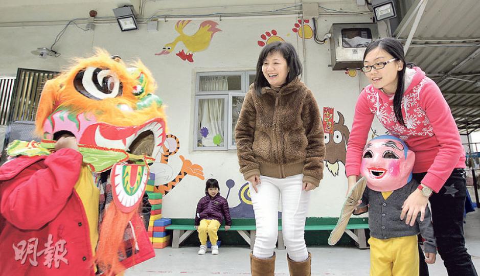 元岡幼稚園本學年新增一名外籍英語教師,校長呂麗紅(中)不用再教學,可騰出更多時間發展學校,但她捨不得最能親近學生的上課時刻。今個農曆年假期前,她和許主任(右)等跟學生一同舞獅,笑得開懷。(郭慶輝攝) 元岡幼稚園本學年新增一名外籍英語教師,校長呂麗紅(中)不用再教學,可騰出更多時間發展學校,但她捨不得最能親近學生的上課時刻。今個農曆年假期前,她和許主任(右)等跟學生一同舞獅,笑得開懷。(郭慶輝攝)