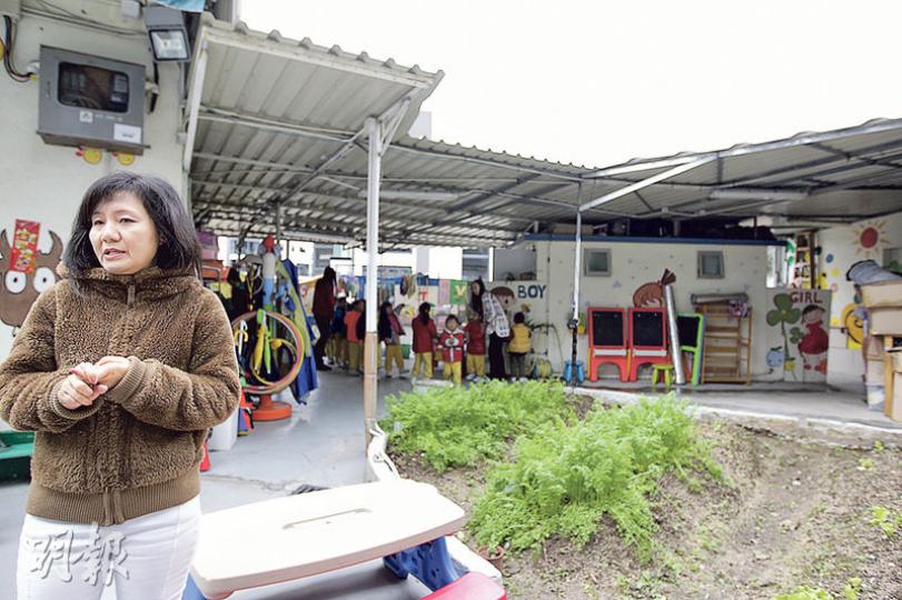 元岡幼稚園課室(左)外有空地及遊樂設施供孩子玩樂,但天氣差時派不上用場,校長呂麗紅(圖)3年前起籌備把花圃(右)及後面的廁所等改建成一層高多用途室,並在屋頂重建花圃。(郭慶輝攝) 元岡幼稚園課室(左)外有空地及遊樂設施供孩子玩樂,但天氣差時派不上用場,校長呂麗紅(圖)3年前起籌備把花圃(右)及後面的廁所等改建成一層高多用途室,並在屋頂重建花圃。(郭慶輝攝)