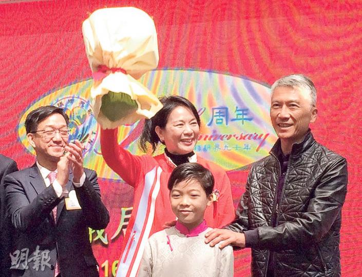 鄉議局噚日喺馬場舉辦90周年盃賽事,適逢活動大使、前港姐鄭文雅(中)生日,大會安排小朋友上台向鄭獻花,鄭嘅老公(右)亦陪伴左右。鄉議局主席劉業強(左)就拍掌祝賀。(黃振豪攝) 鄉議局噚日喺馬場舉辦90周年盃賽事,適逢活動大使、前港姐鄭文雅(中)生日,大會安排小朋友上台向鄭獻花,鄭嘅老公(右)亦陪伴左右。鄉議局主席劉業強(左)就拍掌祝賀。(黃振豪攝)