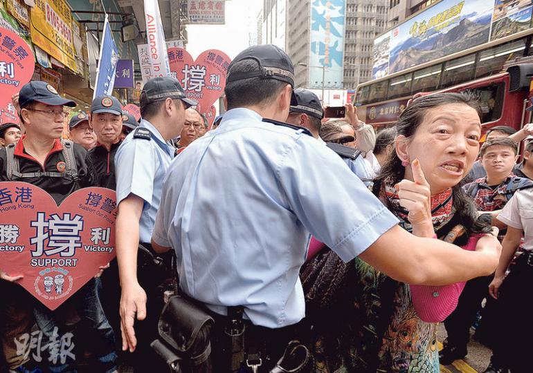愛港之聲前成員彭春娥(右)噚日現身撐警遊行,其間佢聲稱被李偲嫣同佢嘅朋友「呃錢」,之後仲同偲嫣嘅支持者爭執,警方要調停。偲嫣就反駁話被人誹謗。(馮凱鍵攝) 愛港之聲前成員彭春娥(右)噚日現身撐警遊行,其間佢聲稱被李偲嫣同佢嘅朋友「呃錢」,之後仲同偲嫣嘅支持者爭執,警方要調停。偲嫣就反駁話被人誹謗。(馮凱鍵攝)
