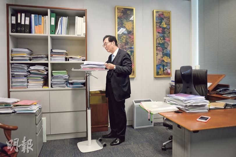 擔任財委會主席後,陳健波的辦公室有很多相關文件,陳健波接受訪問時說,近月為避免長期坐着工作,購買一張高枱,每日都花5、6小時站着工作。(鍾林枝攝) 擔任財委會主席後,陳健波的辦公室有很多相關文件,陳健波接受訪問時說,近月為避免長期坐着工作,購買一張高枱,每日都花5、6小時站着工作。(鍾林枝攝)