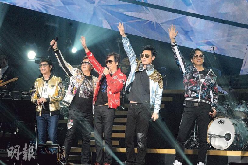 溫拿8場演唱會前晚圓滿結束,未知阿強(左起)、阿倫、健仔、阿B及陳友何時再合體演出呢?(攝影﹕孫華中)阿倫(左起)、李幸倪、鄭欣宜及阿B合唱,擦出不一樣的火花。(攝影﹕孫華中) 溫拿8場演唱會前晚圓滿結束,未知阿強(左起)、阿倫、健仔、阿B及陳友何時再合體演出呢?(攝影﹕孫華中)阿倫(左起)、李幸倪、鄭欣宜及阿B合唱,擦出不一樣的火花。(攝影﹕孫華中)