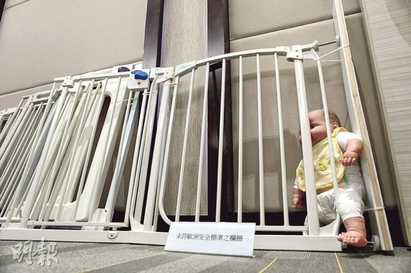 消委會測試8款兒童安全欄,發現兩款樣本的欄柵與門框空隙太闊,幼童身軀穿過間隙後,有卡住頸部導致窒息或受傷的風險。(鍾林枝攝) 消委會測試8款兒童安全欄,發現兩款樣本的欄柵與門框空隙太闊,幼童身軀穿過間隙後,有卡住頸部導致窒息或受傷的風險。(鍾林枝攝)