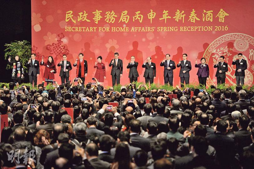 民政事務局舉行新春酒會,特首梁振英、政務司長林鄭月娥、民政局長劉江華等多名官員出席,劉江華致辭時亦講到旺角大衝突,又祝願新一年大家可以和衷共濟。(鍾林枝攝) 民政事務局舉行新春酒會,特首梁振英、政務司長林鄭月娥、民政局長劉江華等多名官員出席,劉江華致辭時亦講到旺角大衝突,又祝願新一年大家可以和衷共濟。(鍾林枝攝)