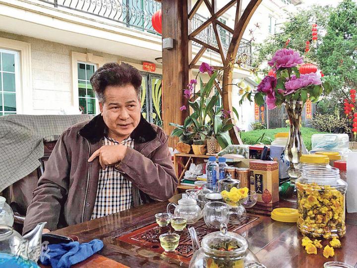 十八鄉鄉事委員會主席梁福元喺自家大宅搞傳媒團拜,原本大家都想追問鄉議局組黨,卻被右下角嘅金花茶先搶話題。(渠贇攝) 十八鄉鄉事委員會主席梁福元喺自家大宅搞傳媒團拜,原本大家都想追問鄉議局組黨,卻被右下角嘅金花茶先搶話題。(渠贇攝)