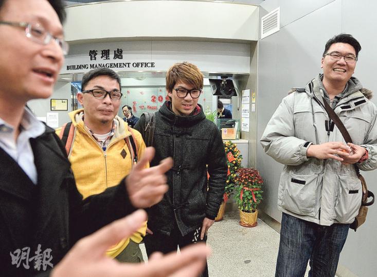 工聯會立法會議員鄧家彪(左一)昨與3名已離職的亞視員工到灣仔法援署申請法援,以入稟法院申請亞視清盤。(劉焌陶攝) 工聯會立法會議員鄧家彪(左一)昨與3名已離職的亞視員工到灣仔法援署申請法援,以入稟法院申請亞視清盤。(劉焌陶攝)