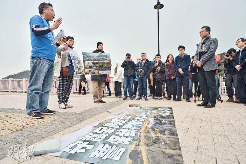 守護大嶼聯盟召集人謝世傑(左一)聯同數名大澳居民向陳茂波(前右)抗議,批評當局的諮詢黑箱作業,擔心纜車若延至大澳後,遊客將大增,破壞漁村風情。陳茂波回應當局會詳細研究,強調諮詢無前設,希望市民放下成見。(蘇智鑫攝) 守護大嶼聯盟召集人謝世傑(左一)聯同數名大澳居民向陳茂波(前右)抗議,批評當局的諮詢黑箱作業,擔心纜車若延至大澳後,遊客將大增,破壞漁村風情。陳茂波回應當局會詳細研究,強調諮詢無前設,希望市民放下成見。(蘇智鑫攝)