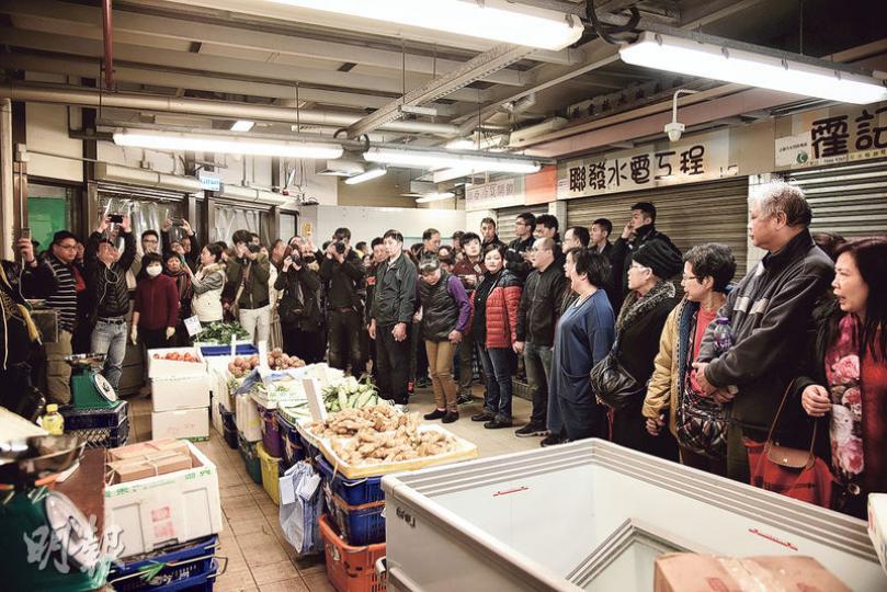 長發街市的商戶昨日發起罷市,不滿領展將街市管理權外判,但下午商戶發現有其他人在街市擺賣(圖左),商戶、街坊一度在攤檔前築成人鏈,阻止不明商販擺賣,領展其後稱因應居民需要,將街市內空置的檔位及短期銷售場地,租予其他商戶開設臨時攤檔出售食品。(賴俊傑攝)長發街市商戶昨日發起罷市,現場所見,有商戶貼上罷市7天、抗議領展外判管理權的標語。(賴俊傑攝) 長發街市的商戶昨日發起罷市,不滿領展將街市管理權外判,但下午商戶發現有其他人在街市擺賣(圖左),商戶、街坊一度在攤檔前築成人鏈,阻止不明商販擺賣,領展其後稱因應居民需要,將街市內空置的檔位及短期銷售場地,租予其他商戶開設臨時攤檔出售食品。(賴俊傑攝)長發街市商戶昨日發起罷市,現場所見,有商戶貼上罷市7天、抗議領展外判管理權的標語。(賴俊傑攝)